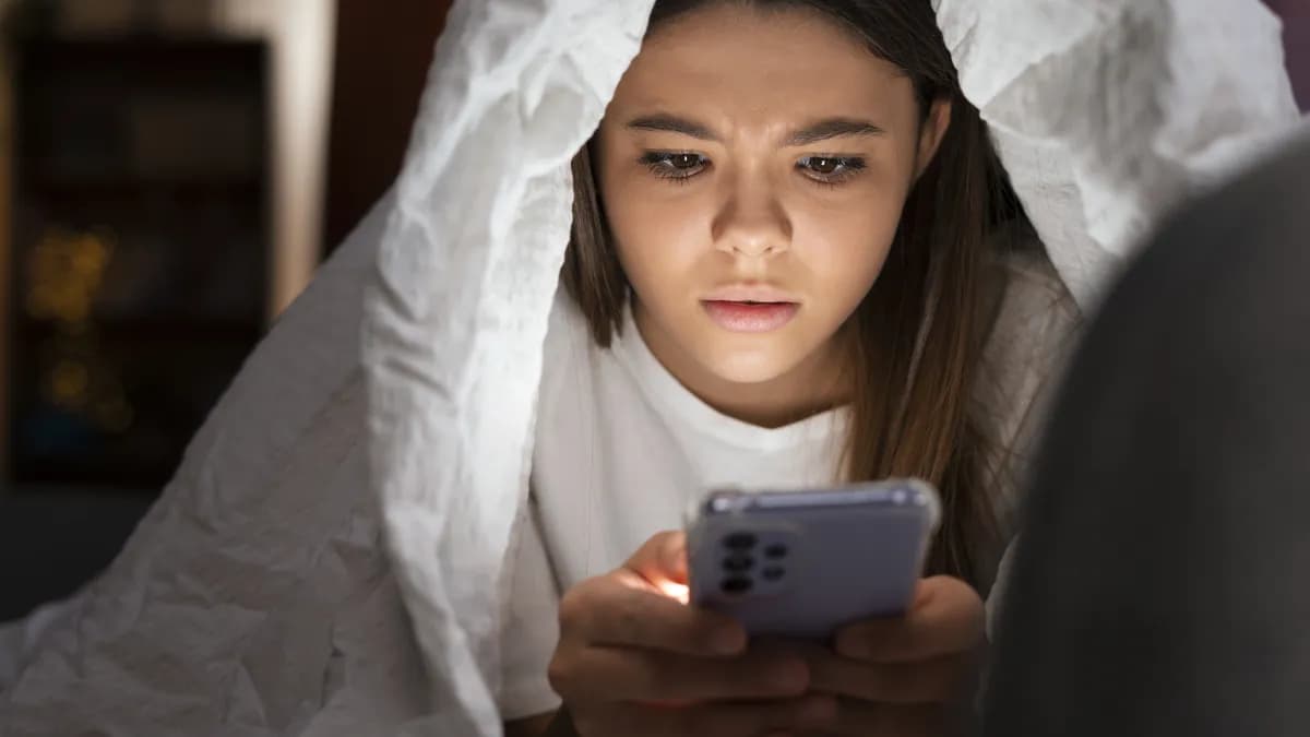Vício em celular pode esconder sofrimento mental em crianças
